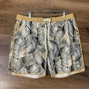 Vuori Mens cruise Boardshorts in palm tree print 36